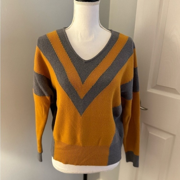 Tahari Sz Med Mustard Yellow with gray V Nexck Sweater - Picture 1 of 8